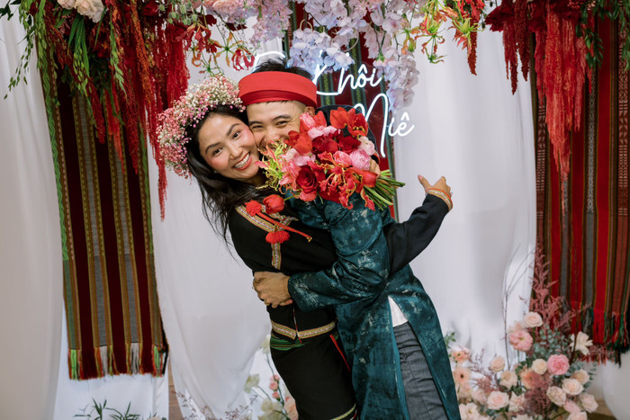 Tuấn Khôi hạnh phúc ôm chặt H'Hen Niê. Ảnh: FBNV