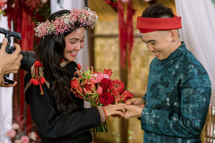 H'Hen Niê cười rạng rỡ khi được chồng trao nhẫn cưới. Ảnh: FBNV