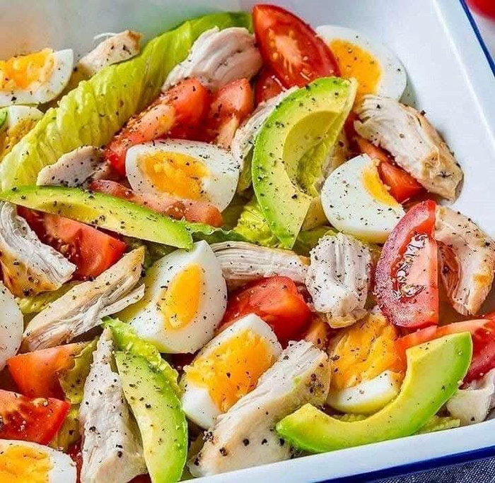 Rắc tiêu đen lên salad.