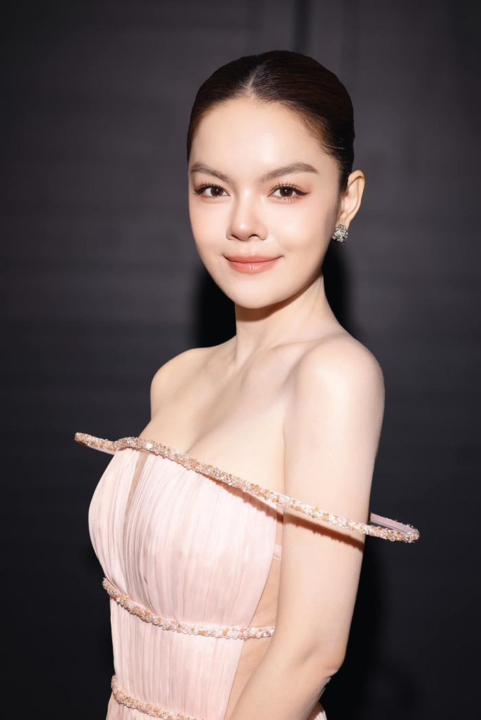 Phạm Quỳnh Anh hiện có cuộc sống bình yên, êm ấm bên cạnh bạn trai doanh nhân và ba cô con gái. Ảnh: FBNV