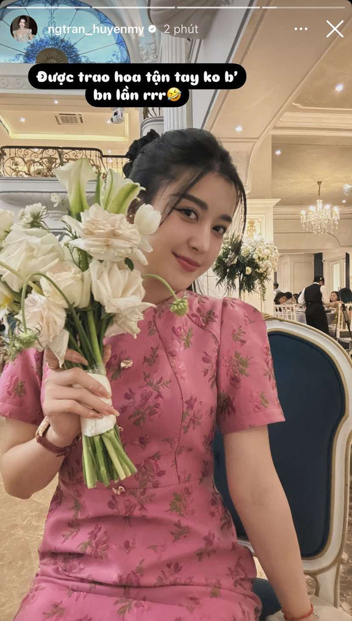 Á hậu Huyền My vui vẻ chụp với bó hoa cưới nhận được từ 'cô dâu, chú rể' khi đi ăn cưới vào tối 20/4. Ảnh: IGNV