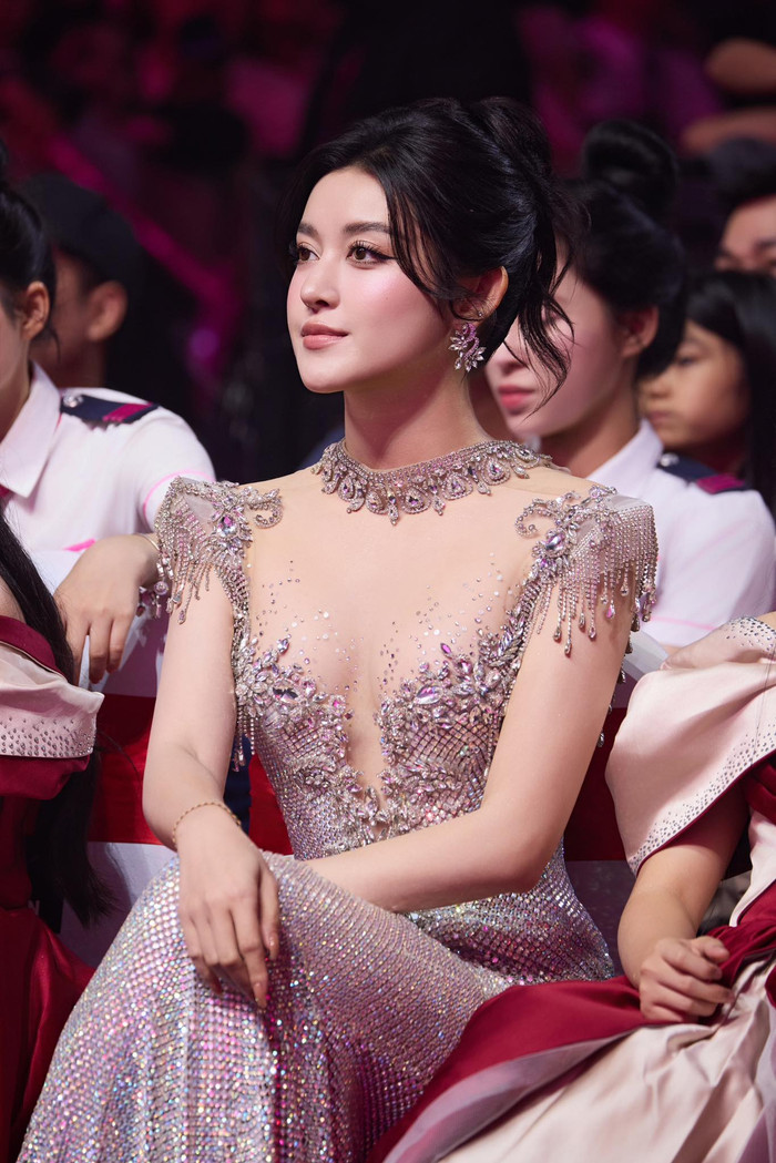 Á hậu Huyền My ăn vận sang chảnh, quyến rũ trong một lần đi dự sự kiện. Ảnh: FBNV
