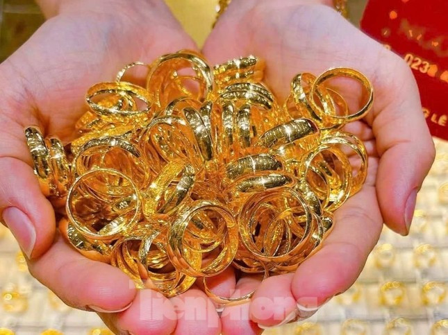 Giá vàng hôm nay (21/4): Vàng miếng và vàng nhẫn cao chót vót Ảnh 2