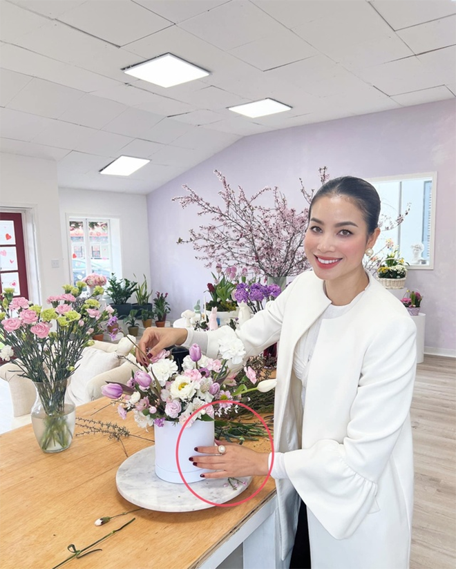 Hoa hậu Phạm Hương từng bị bắt gặp không đeo nhẫn cưới.