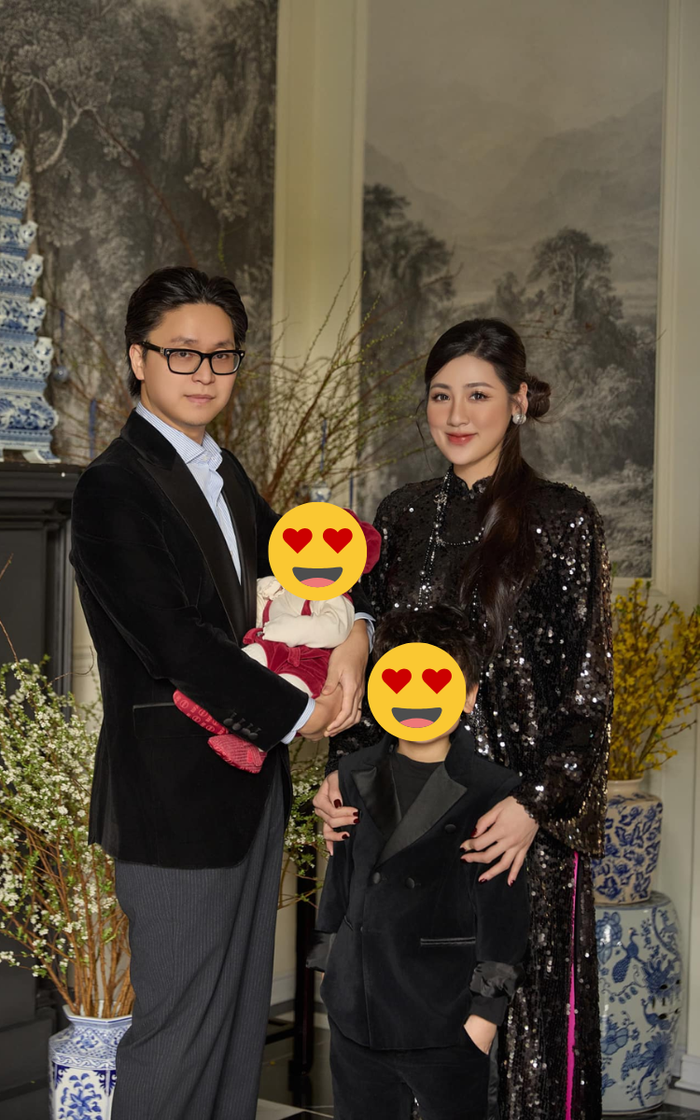 Á hậu Tú Anh và chồng chụp ảnh cùng các con trong dịp Tết Nguyên đán vừa qua. Ảnh: FBNV