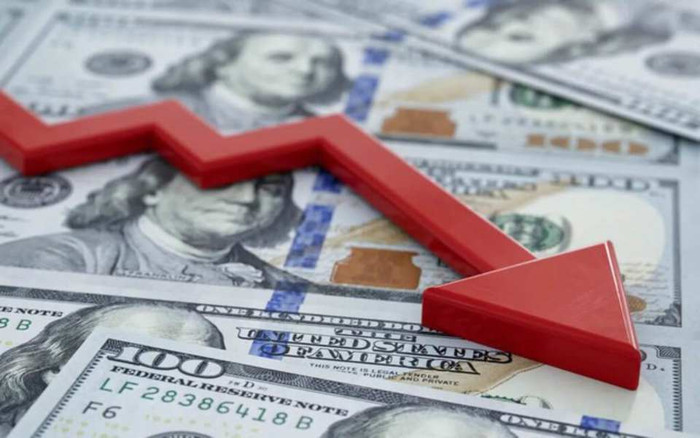 Việc đồng USD suy yếu không chỉ khiến hàng hóa nhập khẩu đắt đỏ hơn đối với người tiêu dùng Mỹ, mà còn đe dọa vị thế của USD như đồng tiền dự trữ toàn cầu. 