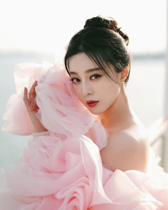 Quỳnh Kool cũng từng gây chú ý khi được so sánh với nữ hoàng giải trí Phạm Băng Băng. Ảnh: Weibo