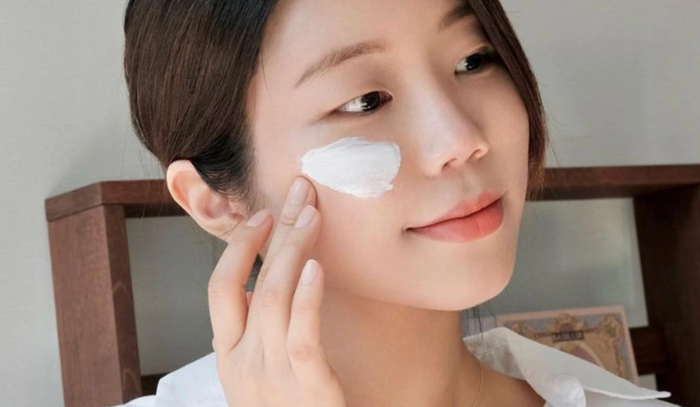 Kem chống nắng - bước làm đẹp không thể thiếu của chị em vào mỗi buổi sáng. (Ảnh minh họa)
