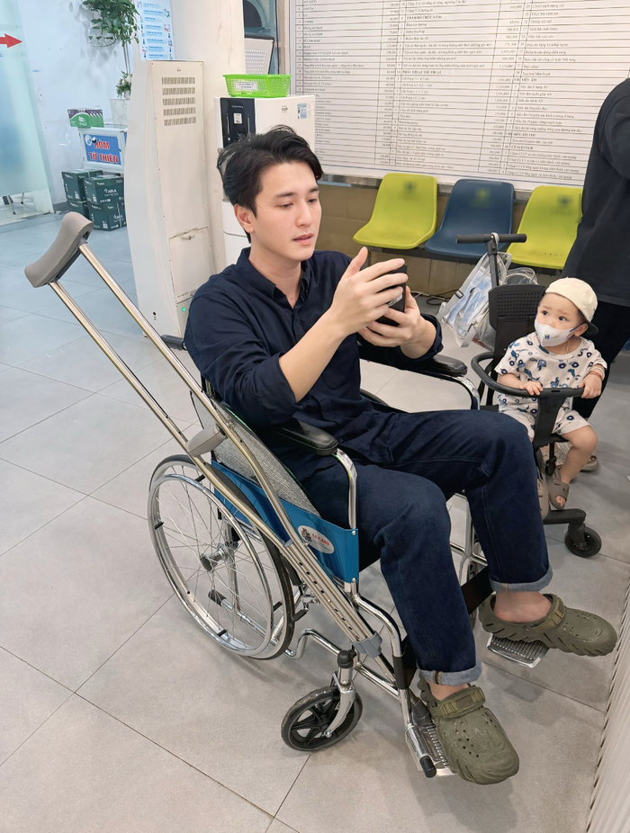 Showbiz 24h: Diễn viên Huỳnh Anh gặp chấn thương, phải ngồi xe lăn và chống nạng. Ảnh: FBNV