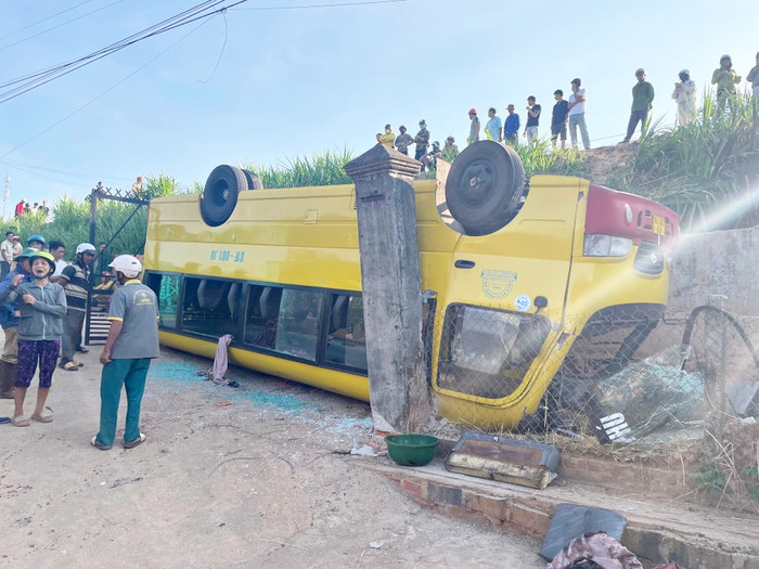 Hiện trường vụ lật xe ô tô đưa đón học sinh. Ảnh: báo Gia Lai