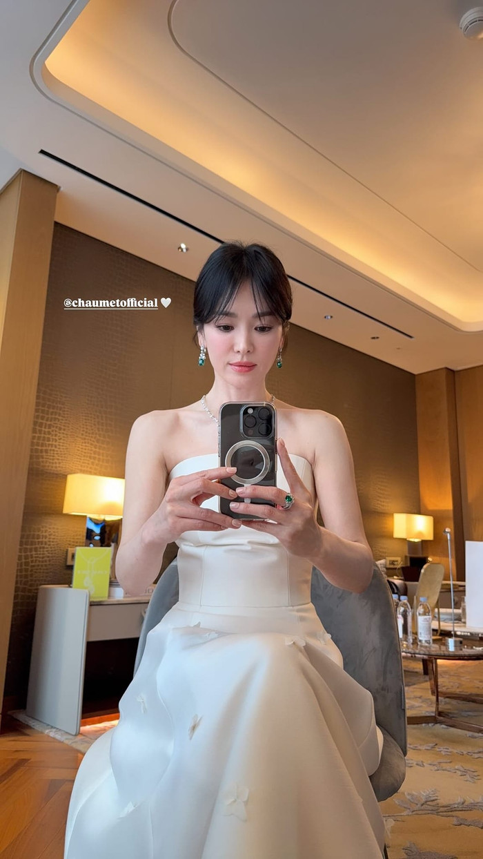 Bờ vai thanh mảnh, quyến rũ thời điểm hiện tại của Song Hye Kyo gây sốt (Ảnh: Instagram Song Hye Kyo). 