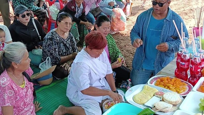 Lái máy xúc đào ao, người đàn ông phát hiện 'báu vật' khiến cả ngôi làng kinh ngạc Ảnh 2