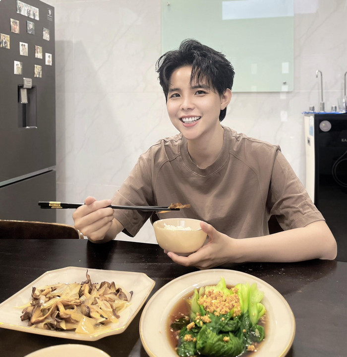 Vũ Cát Tường chăm chỉ cập nhật cuộc sống đời thường bên vũ công Thu Trang sau lễ thành đôi. (Ảnh: FBNV)