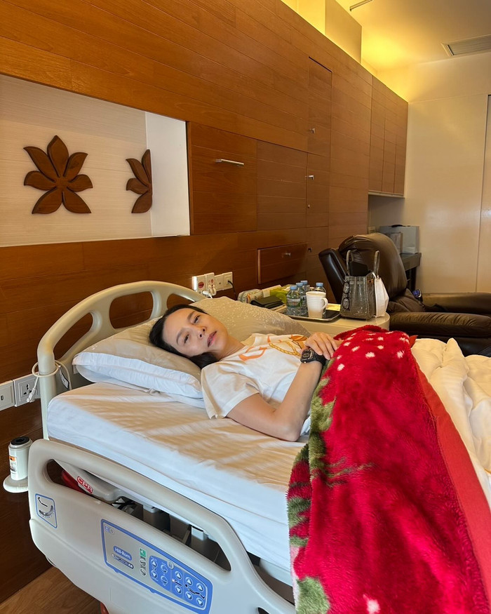 Madam Pang lộ rõ sự mệt mỏi khi nằm nghỉ trên giường bệnh. Ảnh: FBNV