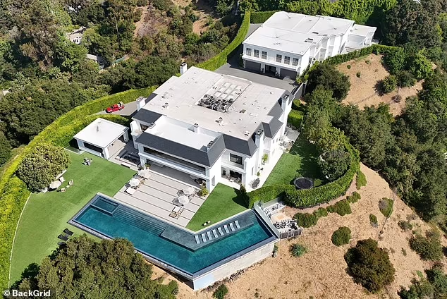 Vợ chồng nữ ca sĩ nổi tiếng không thể bán biệt thự nghìn tỷ sau khi ly hôn Ảnh 1