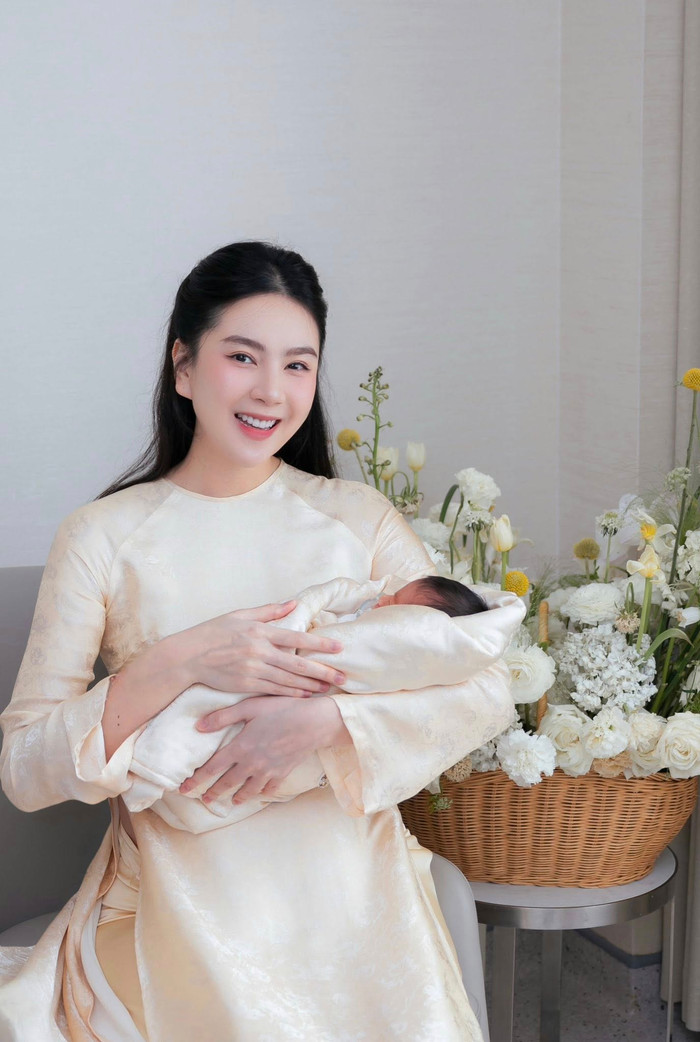 Showbiz 24h: MC Mai Ngọc hạnh phúc bế con trai đầu lòng trên tay. Ảnh: FBNV