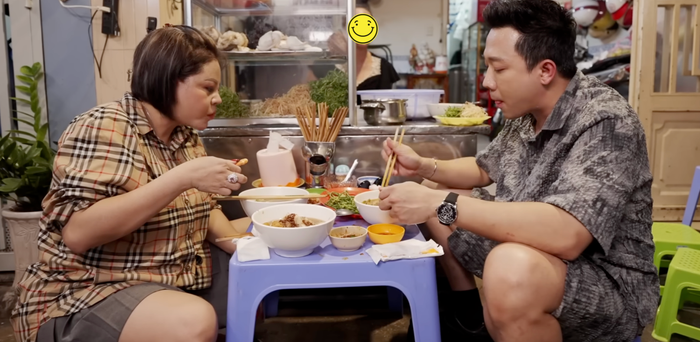 Showbiz 24h: Hình ảnh Trấn Thành và Lê Giang tại quán ăn. Ảnh: Chụp màn hình