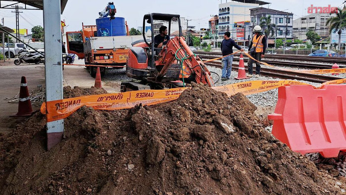 Thi công tại đường ray xe lửa, công nhân sững sờ phát hiện thứ chôn vùi dưới lòng đất Ảnh 1