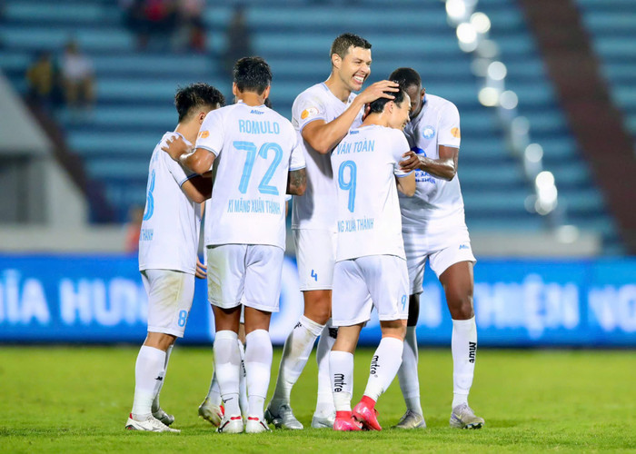 CLB Nam Định chỉ còn hơn 2 điểm so với Hà Nội FC. Ảnh: CLB Nam Định