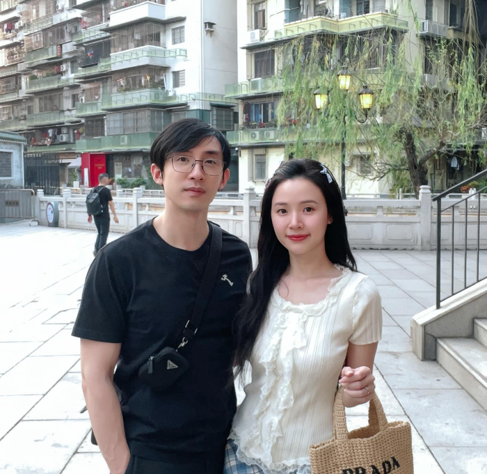 Vợ chồng Midu trong chuyến đi chơi kết hợp công việc ở Trung Quốc. Ảnh: FBNV