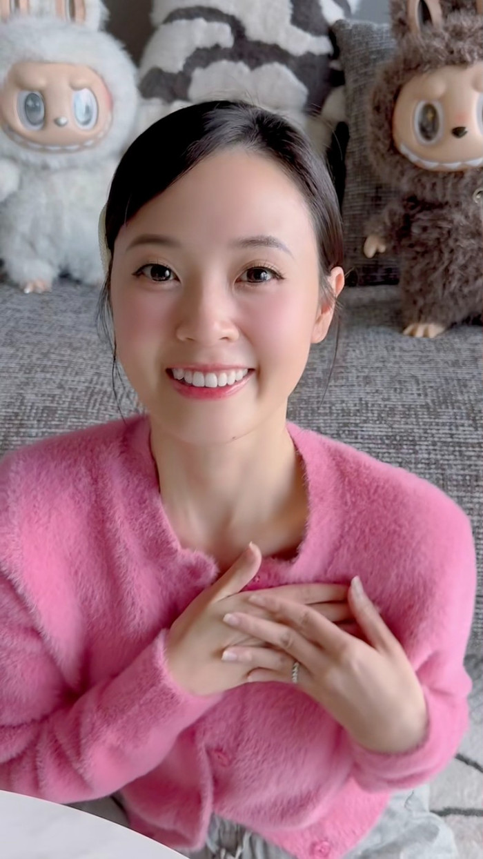 Midu nở nụ cười tươi rói trong video 'đu trend' nụ cười trong phim Khi cuộc đời cho bạn quả quýt. Ảnh: FBNV