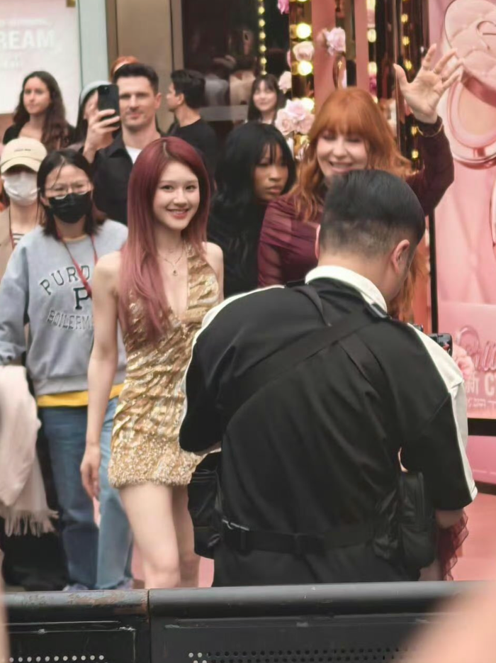 Showbiz 24h: Vóc dáng nhỏ nhắn và làn da trắng sáng của Triệu Lộ Tư được phô trọn với chiếc váy đầy nổi bật. Ảnh: Sưu tầm