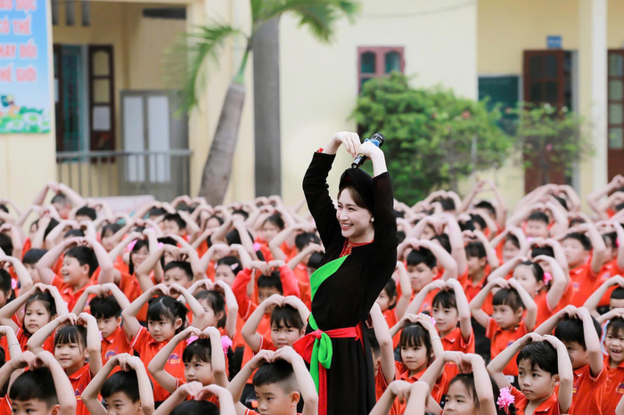Showbiz 24h: Hòa Minzy 'đắt show' diễn trường học sau thành công của Bắc Bling. Ảnh: Sưu tầm