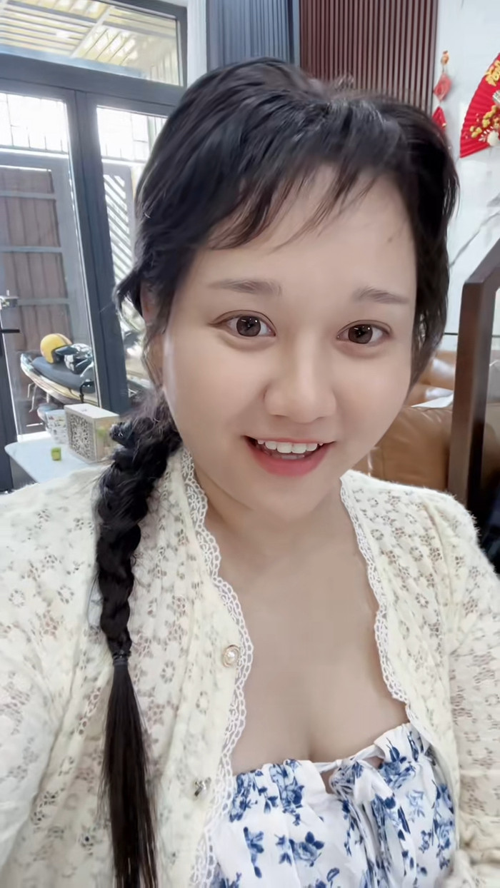 Trúc Anh lựa chọn nối tóc trong thời gian nuôi tóc dài trở lại. Ảnh: TikTok Nhân vật