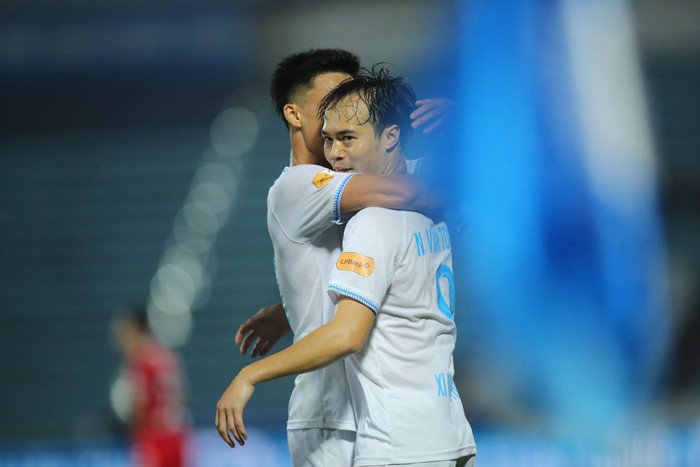 Nam Định chỉ còn hơn 2 điểm so với Hà Nội FC. Ảnh: CLB Nam Định