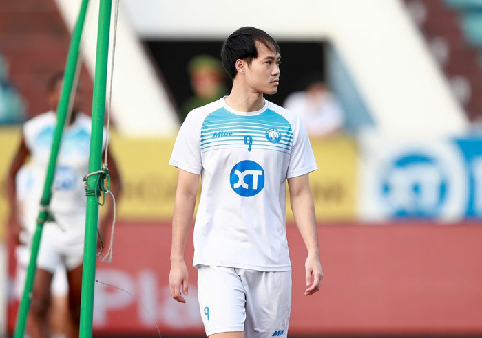 Văn Toàn vẫn còn hợp đồng dài hạn. Ảnh: CLB Nam Định