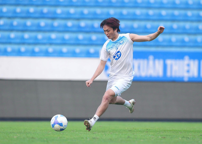 Tuấn Anh cũng còn hợp đồng dài. Ảnh: CLB Nam Định