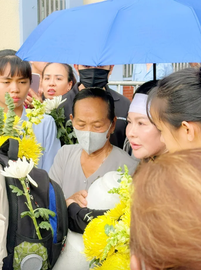 Showbiz 24h: Mẹ và vợ của NSƯT Quý Bình trong buổi lễ thủy táng sáng nay. Ảnh: FB Song Minh