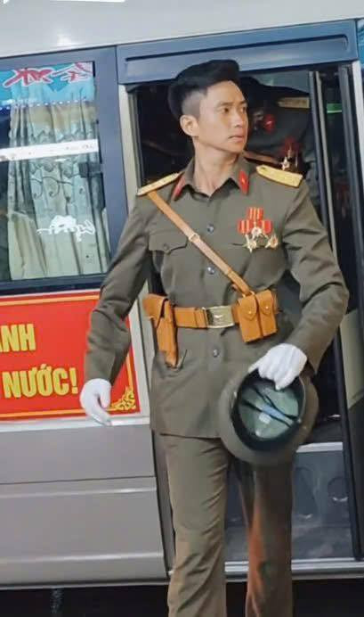 Khoảnh khắc chiến sĩ Lê Hoàng Hiệp bước xuống xe đầy khí chất khiến ai nấy đều phải xuýt xoa.