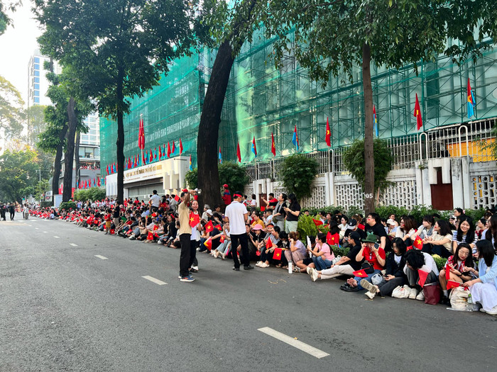 Nhiều người thức xuyên đêm, 'cắm trại' đợi xem tổng duyệt diễu binh, diễu hành sáng 27/4 Ảnh 5