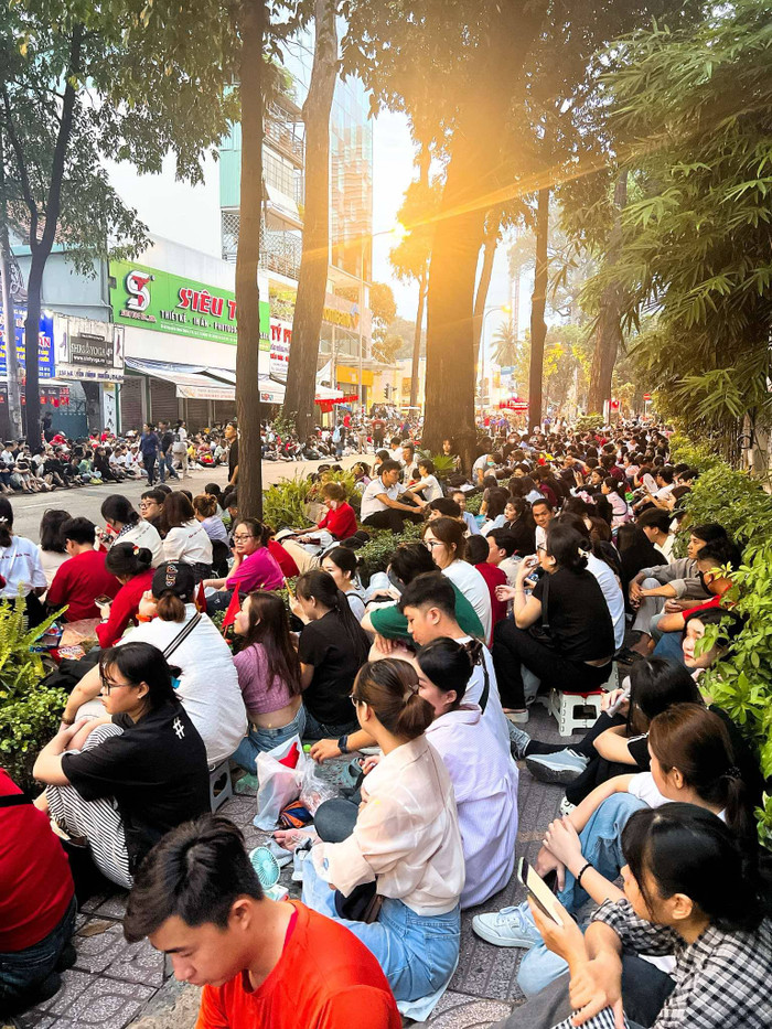 Nhiều người thức xuyên đêm, 'cắm trại' đợi xem tổng duyệt diễu binh, diễu hành sáng 27/4 Ảnh 3