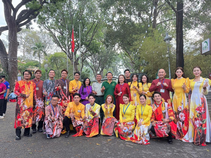 Nhiều văn nghệ sĩ có mặt từ sớm để chuẩn bị cho lễ tổng duyệt cấp Nhà nước diễu binh, diễu hành sáng 27/4. (Ảnh: Hóng hớt showbiz)