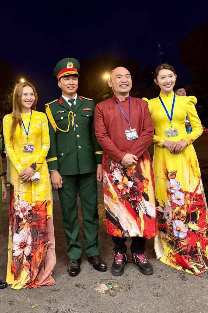 Ninh Dương Lan Ngọc và Tiến Luật cũng chung niềm phấn khởi. (Ảnh: Hóng hớt showbiz)
