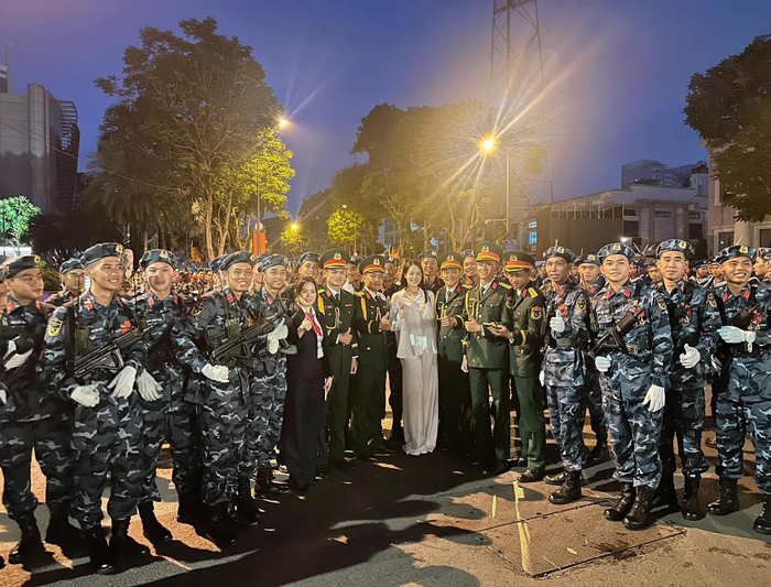 Hoa hậu Thanh Thuỷ chụp ảnh kỷ niệm cùng các lực lượng tham gia diễu binh, diễu hành. (Ảnh: Hóng hớt showbiz)
