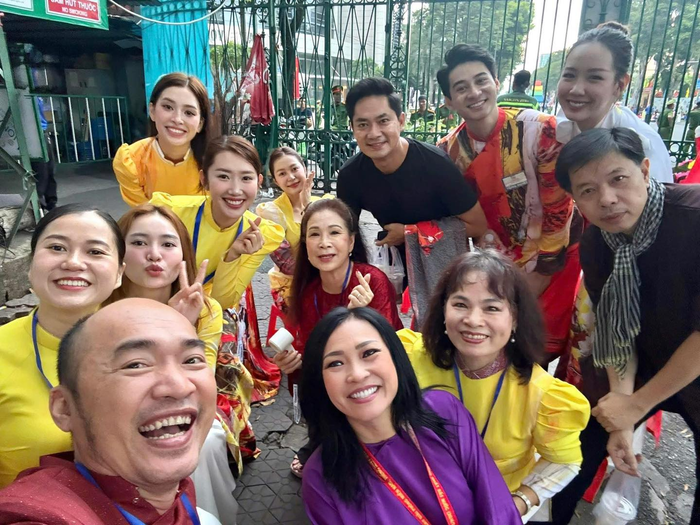 Trong ảnh là những nghệ sĩ gồm: NSND Kim Xuân, Thái Hoà, Phương Thanh, Hoa hậu Tiểu Vy, Lâm Vỹ Dạ,... háo hức check-in trước giờ G buổi lễ tổng duyệt. (Ảnh: Hóng hớt showbiz)