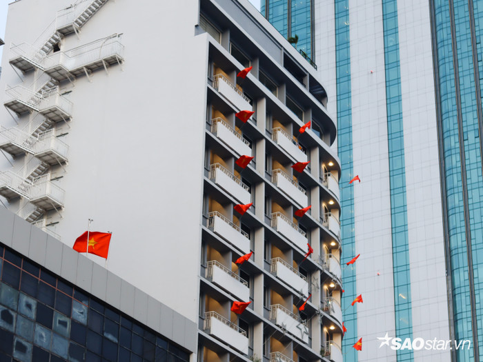 Từ các con ngõ cho đến những toà chung cư, tất cả đều phủ sắc đỏ cờ Tổ quốc.