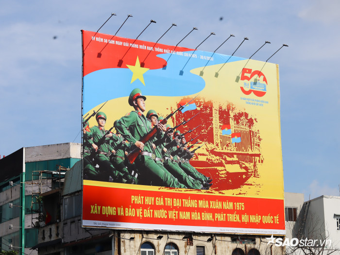 Nhiều biểu ngữ được treo khắp các tuyến phố.