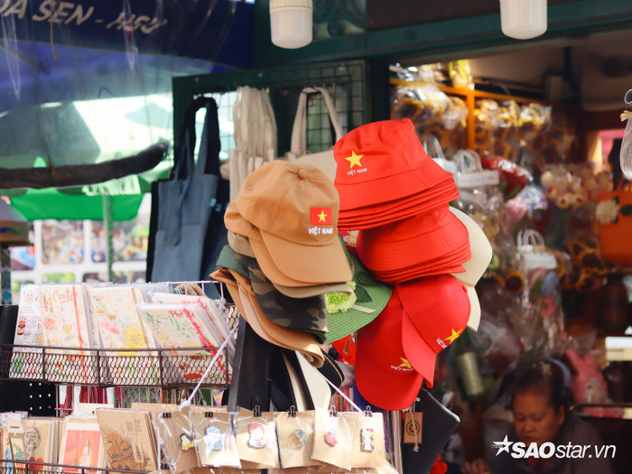 Khắp mọi nơi ở TP.HCM thời điểm này, chúng ta đều dễ dàng bắt gặp hình ảnh cờ Tổ quốc, nón, vật phẩm lưu niệm mang quốc kỳ Việt Nam. Tất cả chúng như một lời nhắc nhở về dấu son không phai mờ trong dòng chảy dân tộc - 30/4/1975.