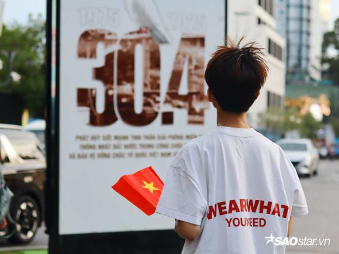 Những người trẻ tự hào với lá cờ Tổ quốc...