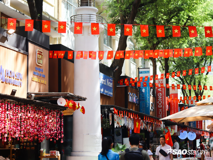 Đường sách TP.HCM nằm ở trung tâm quận 1 cũng phủ đỏ cờ tổ quốc.