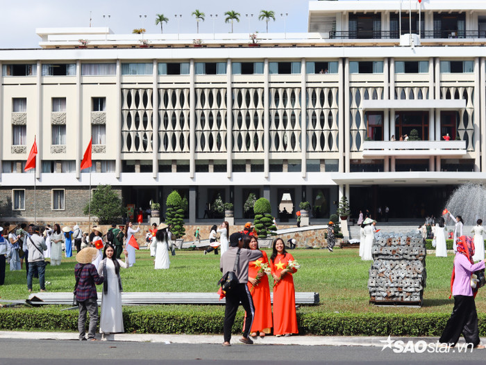 Những ngày cuối tháng Tư lịch sử, TP.HCM khoác lên mình diện mạo rực rỡ. Trong ảnh là dòng người đổ về Dinh Độc Lập để 'check-in' trước thềm đại lễ.