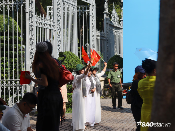 hình ảnh người phụ nữ trong tà áo dài thướt tha...