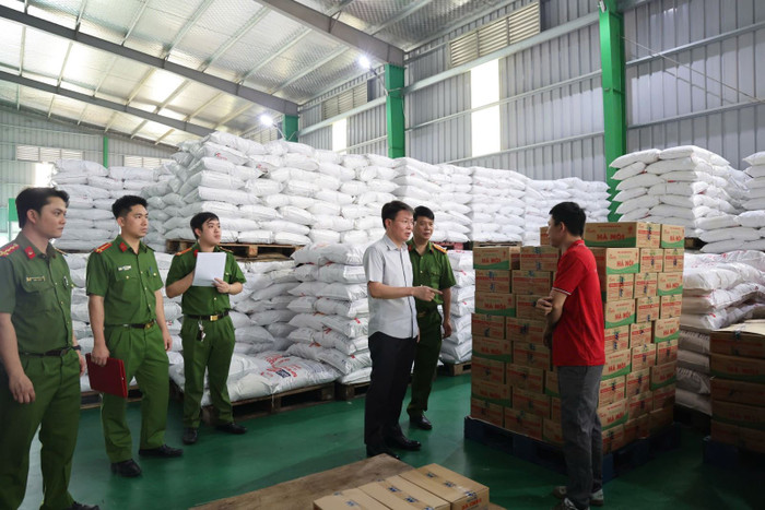 Lực lượng chức năng kiểm tra cơ sở sản xuất các sản phẩm hàng giả.