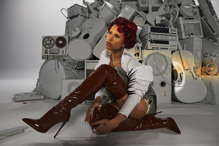 RAYE: Từ nghệ sĩ bị chối bỏ đến giọng ca tỷ view Ảnh 1