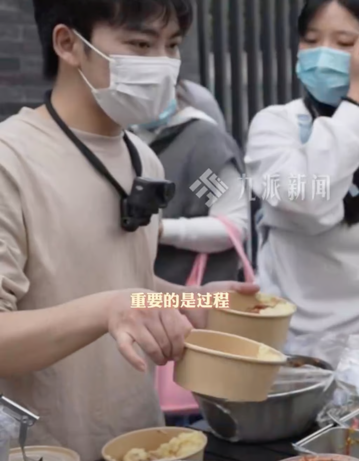 Chàng trai bỏ học tiến sĩ để mở quầy hàng bán khoai tây nghiền và câu chuyện xúc động đằng sau Ảnh 2