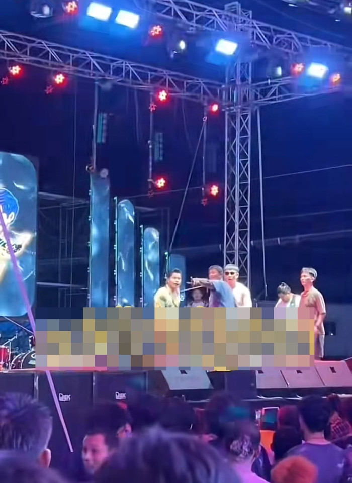 Nam ca sĩ đang hát bị người đàn ông giật micro, thông báo có người chết đuối Ảnh 1